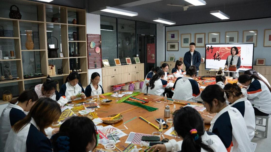 为非遗“添彩”，为青春“赋能”：江苏建院的文化育人新实践